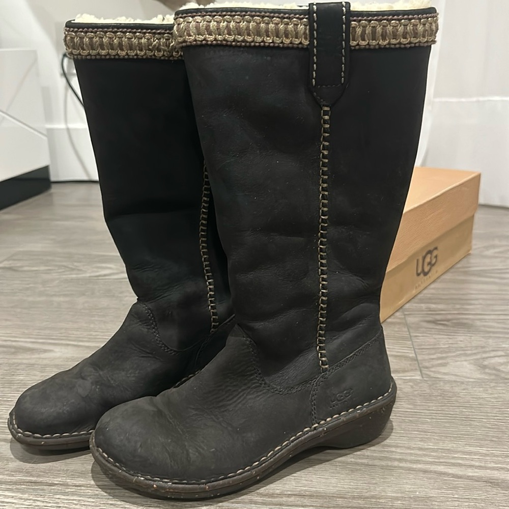 Warm Fluffy Comfy Uggs. Comes with Box.